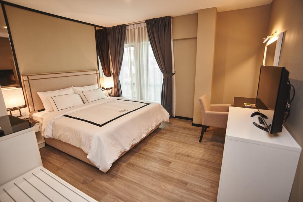 Corsica Hotel Kulai Exterior photo